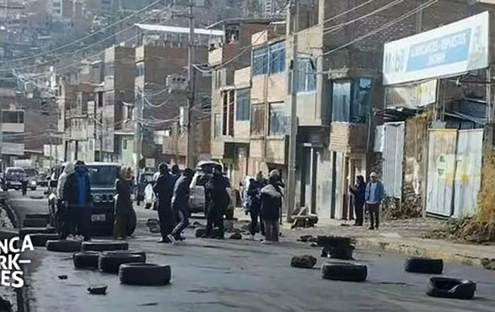 Huancavelica: pobladores acatan paro nacional y bloquean carretera hacia Huancayo y exigen cierre del Congreso